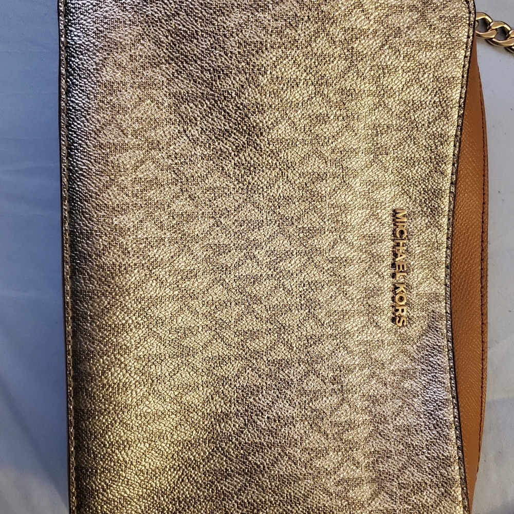 MK crossbody in very good condition.